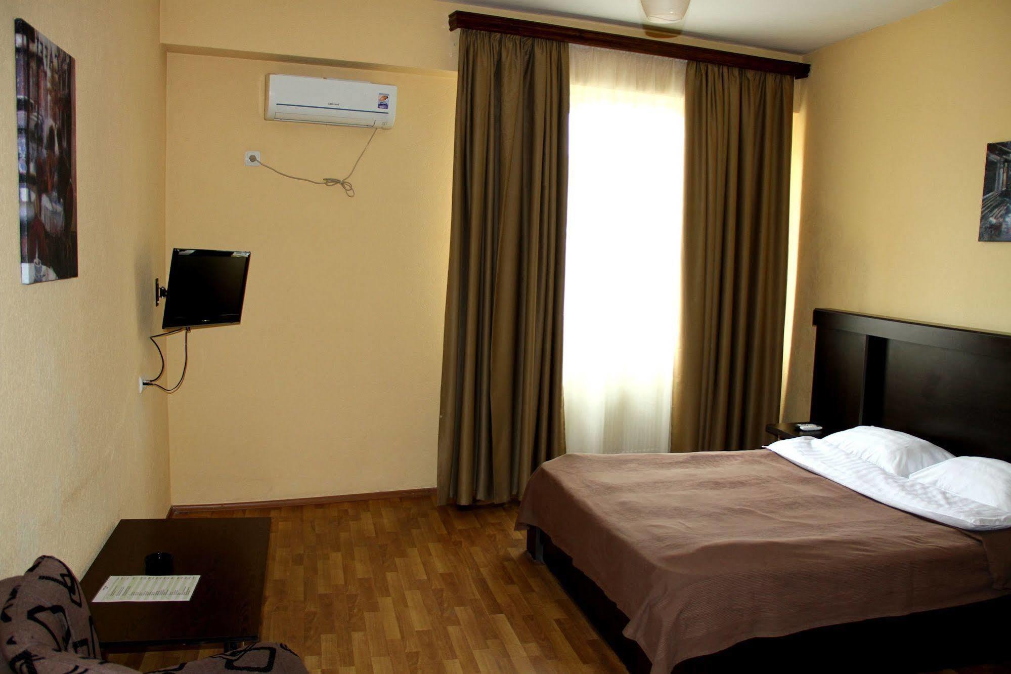 Avenue Hotel Tbilisi Bagian luar foto