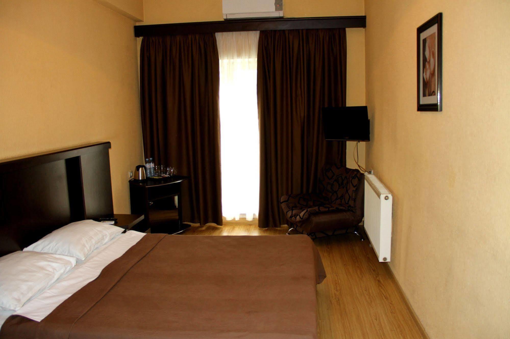 Avenue Hotel Tbilisi Bagian luar foto
