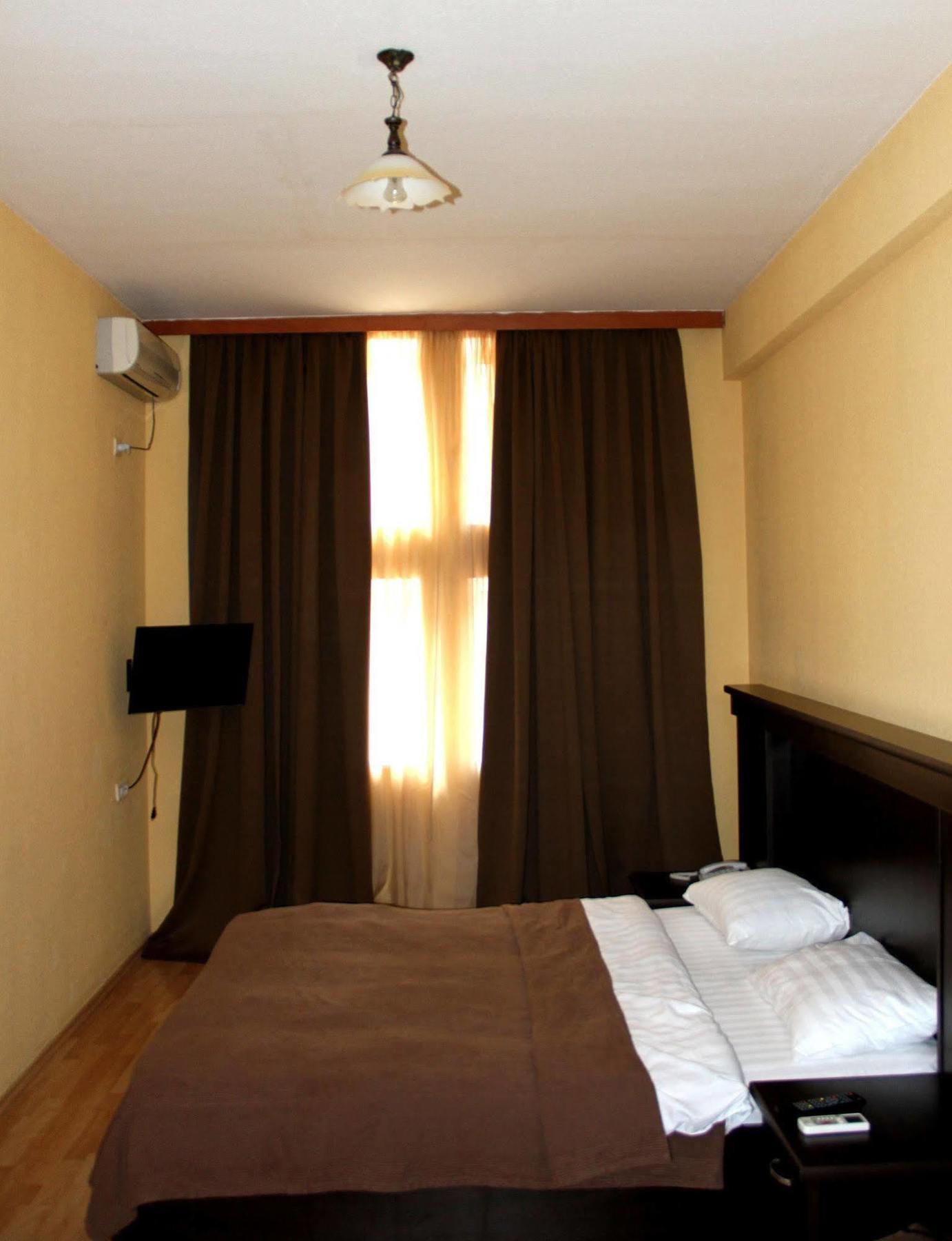 Avenue Hotel Tbilisi Bagian luar foto